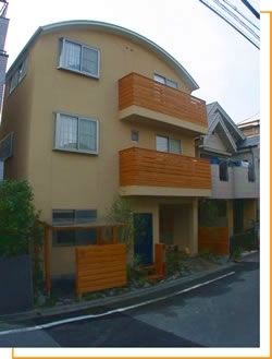 ユニークな外観ながら街にとけこんでます