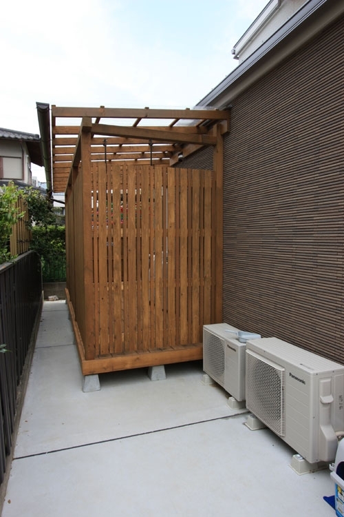 洗濯場 板塀で囲い、透明の屋根をのせることで外からの目を気にすることなく また通風も十分考えた洗濯物干し