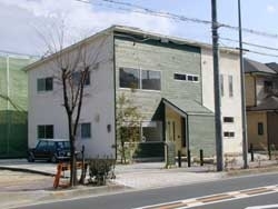 外観　	板壁だと、ちょっと昔の校舎っぽい雰囲気