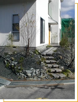 敷地を上手く利用した　玄関アプローチ