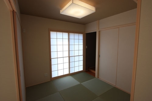 和室 LDKの続きにありL字に開放できるので 閉めれば客間として、開ければLDKをより広く感じる 事ができます。